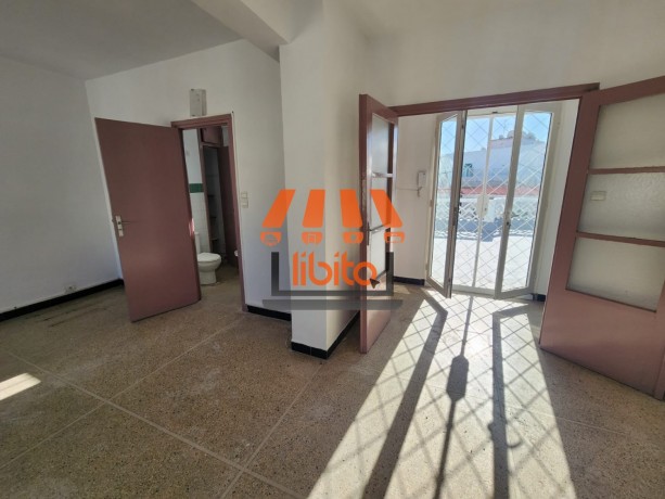 location-de-bureau-studio-4eme-etage-avec-terrasse-big-1